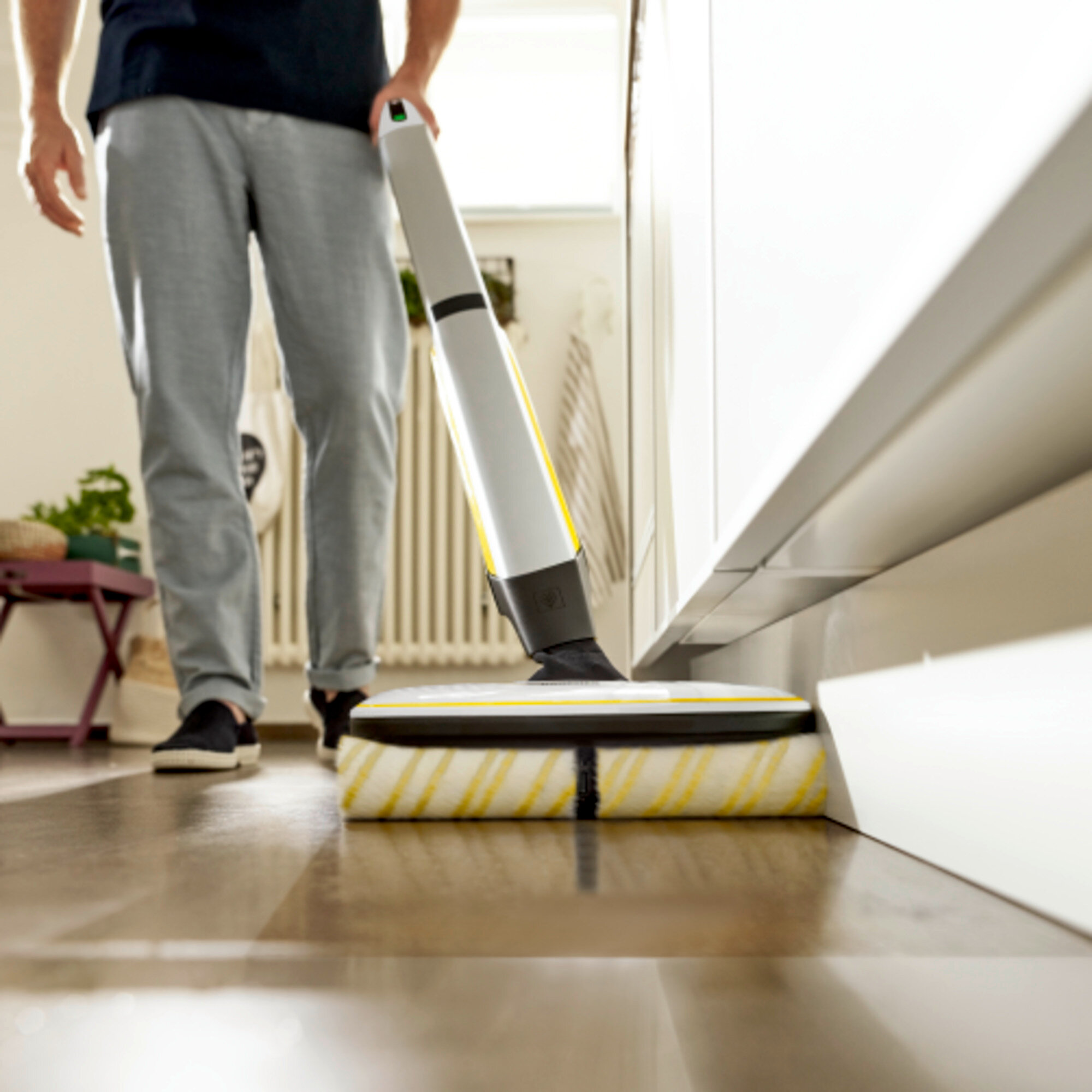 Электрошвабра Karcher FC 7 Cordless - <h3>Универсальное решение: удаление любых повседневных сухих и влажных загрязнений в один прием</h3>
Экономия 50 % времени**: технология привода 4 роликовых щеток позволяет осуществлять влажную уборку без предварительной очистки пола пылесосом. Эффективный сбор волос благодаря специальному встроенному фильтру. Очистка вплотную к краям.
