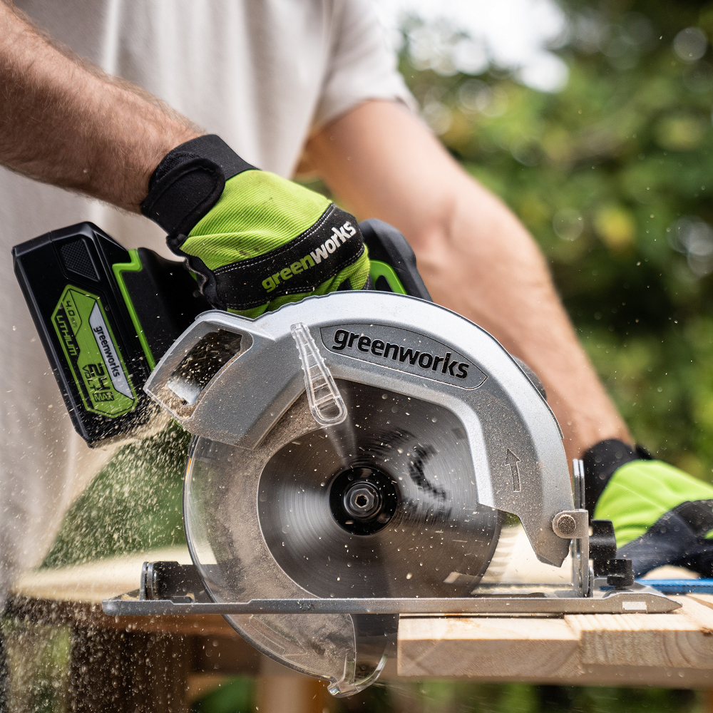 Аккумуляторная циркулярная пила Greenworks GD24CS, б/щ, 24v (АКБ 1х4Ач, З/У) - Пила имеет металлический и подвижный защитные кожухи. Съемный параллельный упор (слева/справа) обеспечивает прямые резы, а металлическая подошва – фронтальную разметку для контроля. Для выполнения резов под углом есть регулировка наклона пильной части в диапазоне 0-50°. Глубина реза регулируется в диапазоне 0–63 мм с помощью удобного флажкового фиксатора, расположенного слева и стальной направляющей со штампованным лимбом.