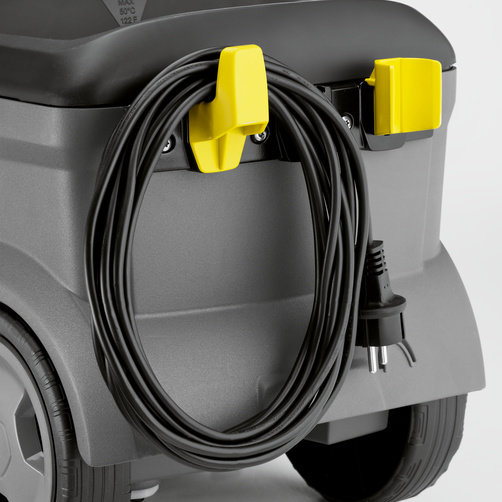 Профессиональный моющий пылесос Karcher Puzzi 10/1 - <h3>Прекрасно подходит для ежедневного использования</h3>
Регулируемая рукоятка и держатели принадлежностей и кабеля, легко заменить насадку для пола на насадку для обивки сидений.