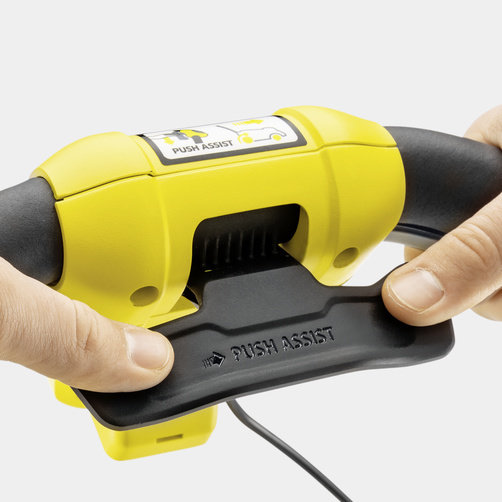 Аккумуляторная газонокосилка Karcher LMO 36-46 Battery Set - <h3>Привод на задние колеса Push Assist</h3>
Привод на левое заднее колесо подключаемый нажатием кнопки. Легкое скашивания травы даже на небольших уклонах.