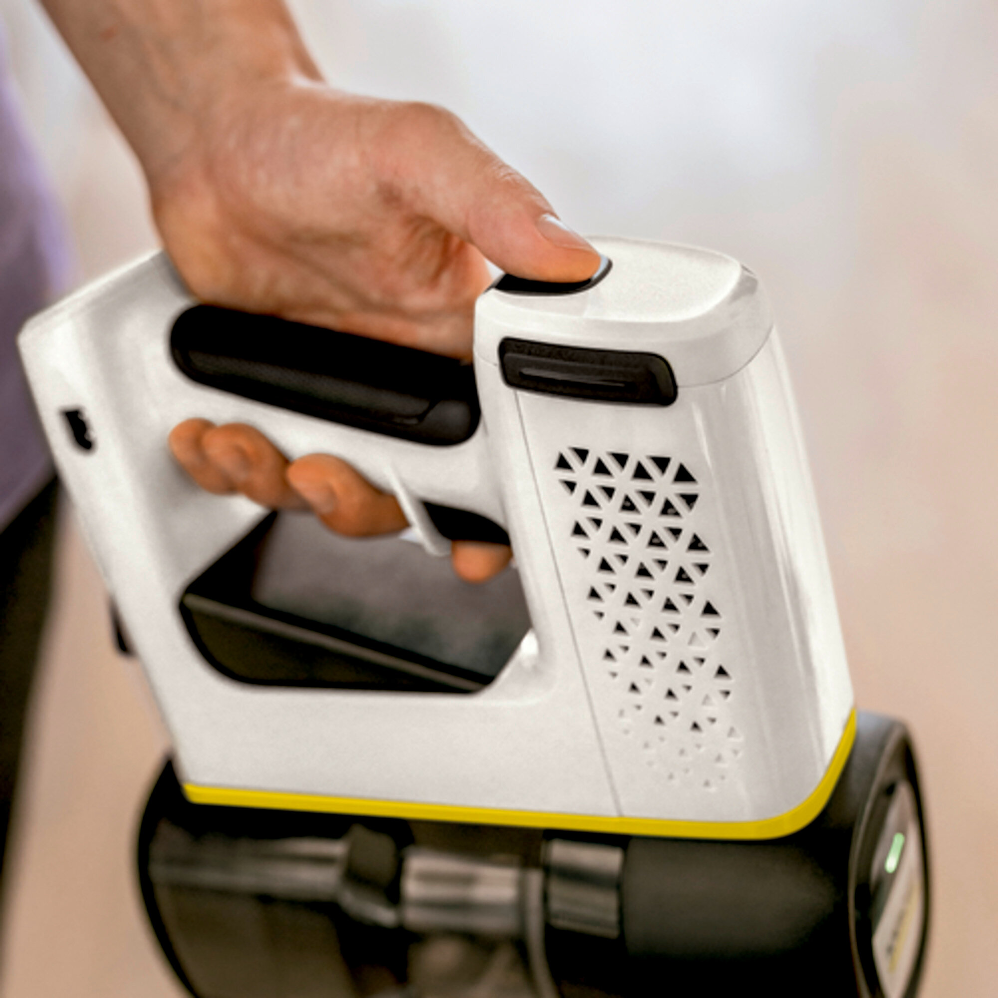 Вертикальный аккумуляторный пылесос Karcher VC 4 Cordless myHome - <h3>Оптимально сочетающиеся технические решения</h3>
Мощный аккумулятор 21,6 В, оптимально сочетающийся с активной насадкой для пола. Оптимизированное время работы – 30 мин в нормальном режиме.