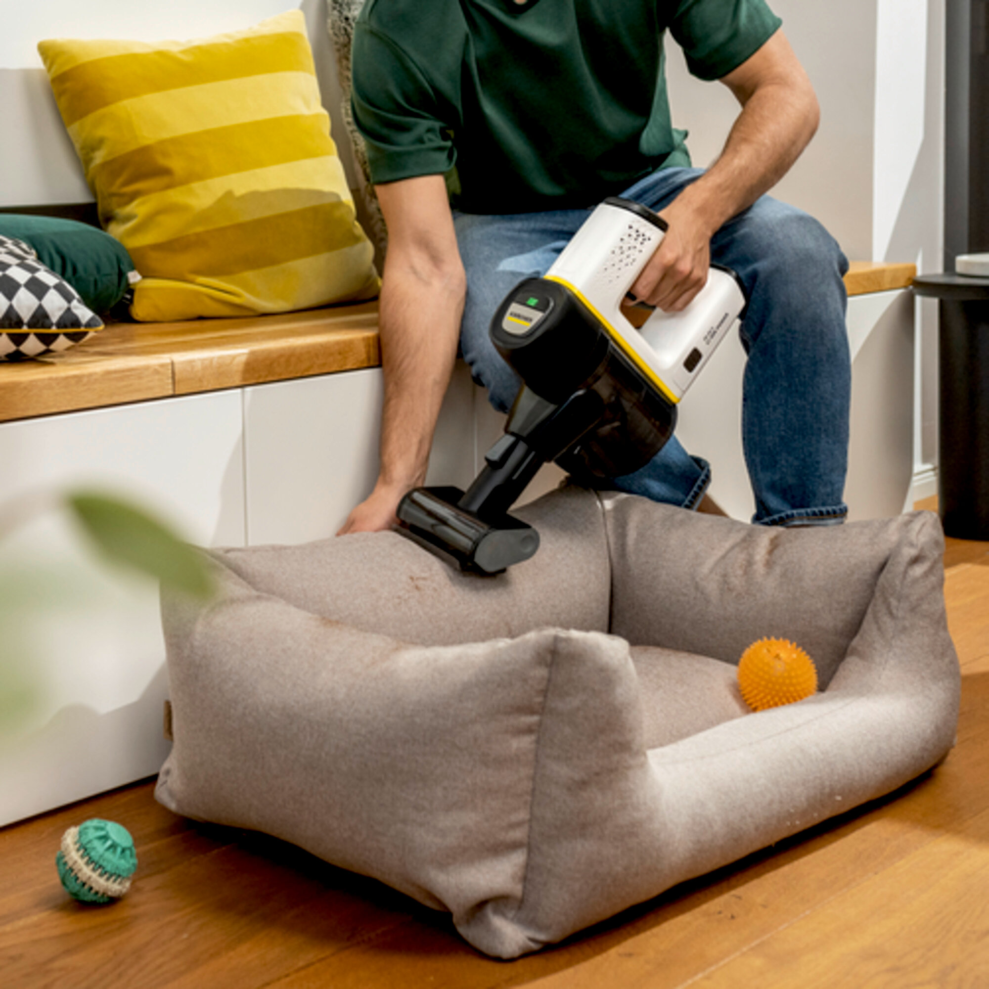 Вертикальный аккумуляторный пылесос Karcher VC 6 Cordless ourFamily Pet - <h3>Отлично сочетающиеся технические решения</h3>
Мощный аккумулятор напряжением 25,2 В оптимально сочетается с активной насадкой для пола. Оптимизированное время работы – 50 минут в стандартном режиме. Двигатель мощностью 250 Вт, активная насадка для пола, функция Caps Lock и 3-ступенчатая безмешковая система фильтрации.