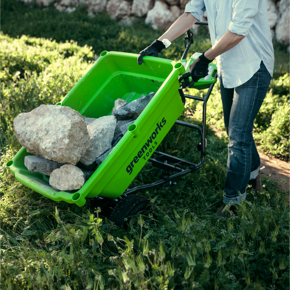 Аккумуляторная ручная самоходная тележка Greenworks G40GC, 40v (без АКБ и З/У) - Тележка обладает грузоподъемностью до 100 кг и вместительным кузовом объемом 106 литров. Она оснащена двумя скоростями движения вперед (3 км/ч и 4,2 км/ч) и одной задней скоростью (2,4 км/ч), что обеспечивает отличную маневренность при транспортировке различных грузов. Такие характеристики делают ее незаменимым помощником для работ в саду, на стройплощадке или в хозяйстве.