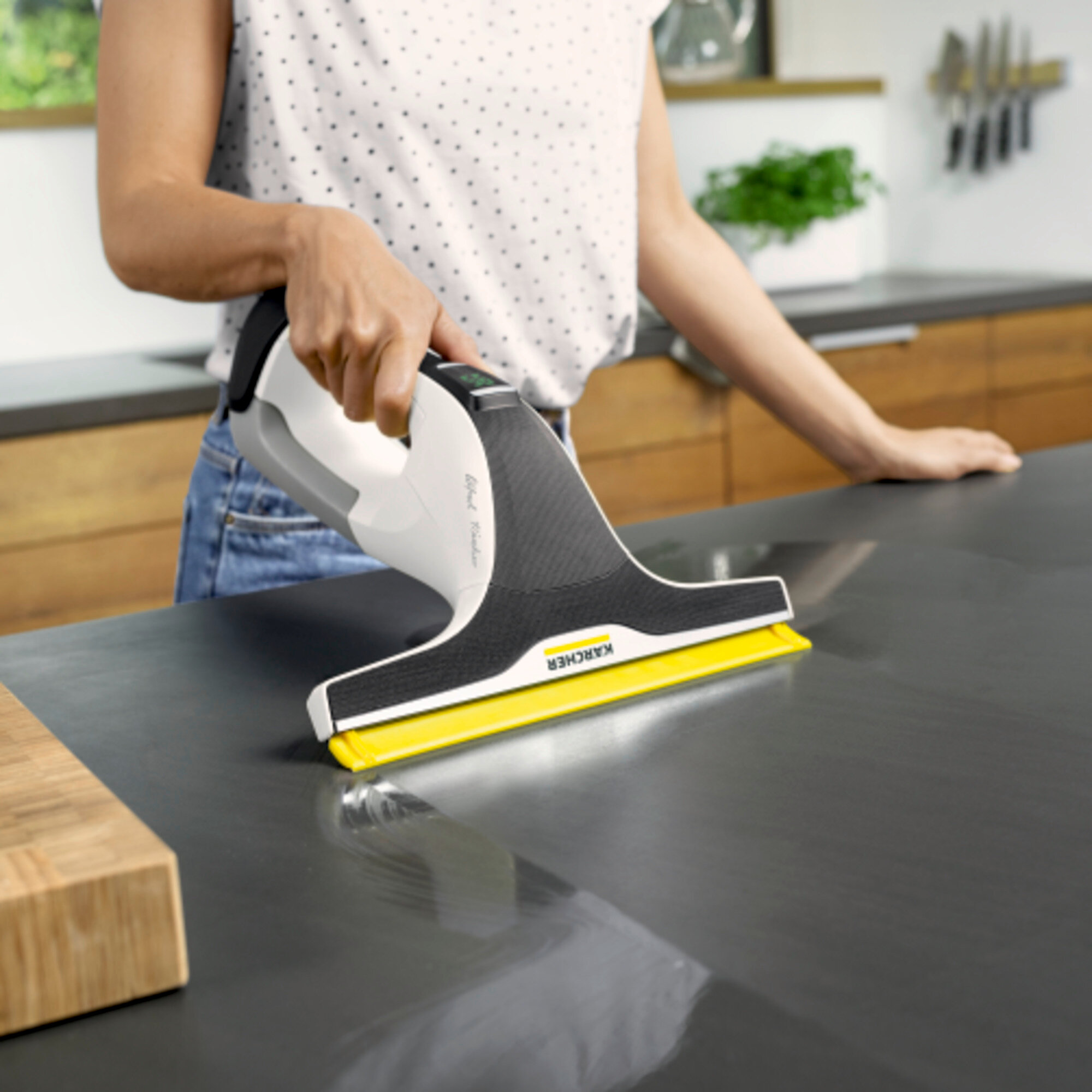 Аккумуляторный стеклоочиститель Karcher WV 7 Signature Line - <h3>Преимущества серии Signature Line</h3>
Подпись основателя компании Альфреда Керхера отмечает аппарат в качестве лучшего в данной категории продуктов Karcher. Другими эксклюзивными преимуществами являются поддержка в мобильном приложении и продление гарантии.