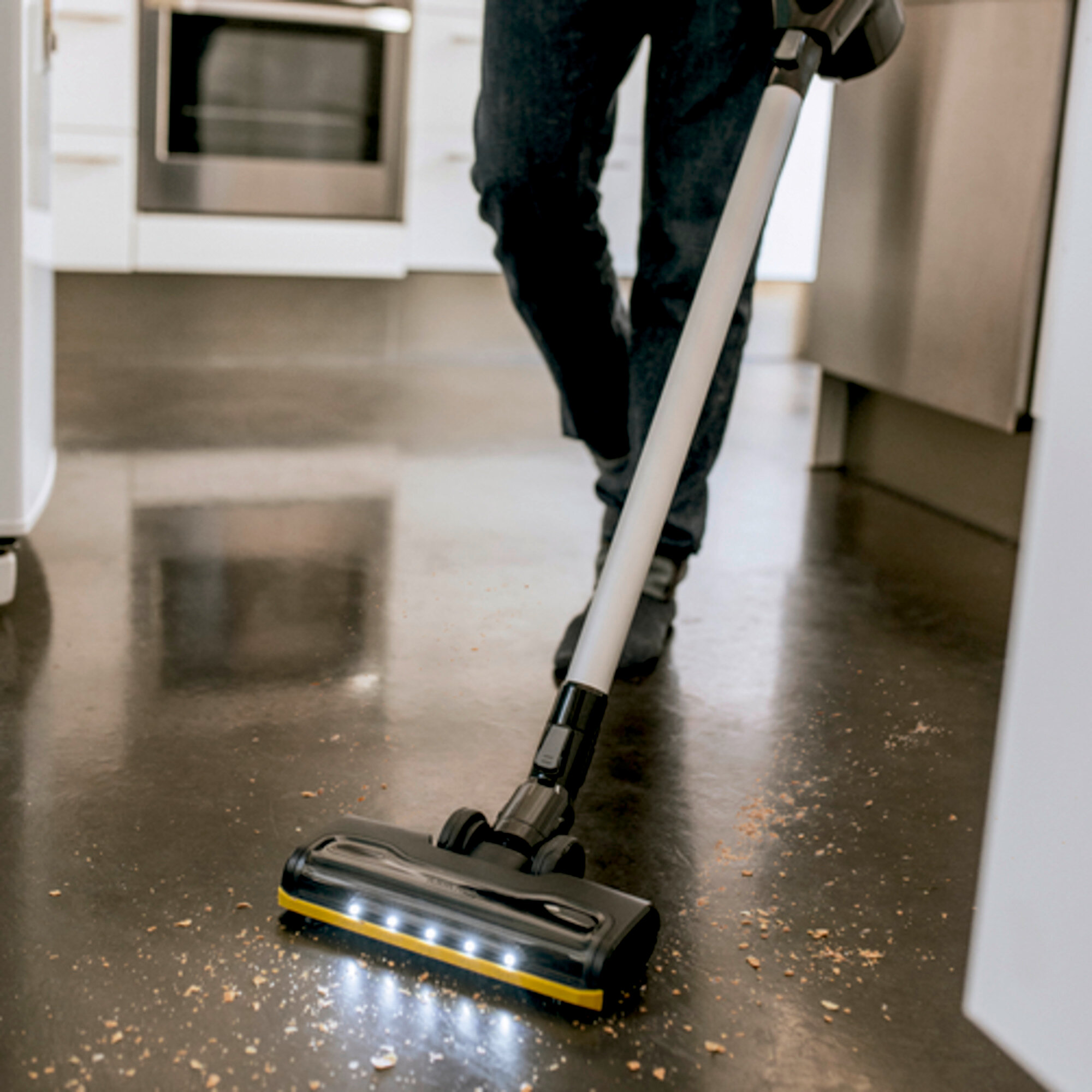 Вертикальный аккумуляторный пылесос Karcher VC 6 Cordless ourFamily Pet - <h3>Отлично сочетающиеся технические решения</h3>
Мощный аккумулятор напряжением 25,2 В оптимально сочетается с активной насадкой для пола. Оптимизированное время работы – 50 минут в стандартном режиме. Двигатель мощностью 250 Вт, активная насадка для пола, функция Caps Lock и 3-ступенчатая безмешковая система фильтрации.