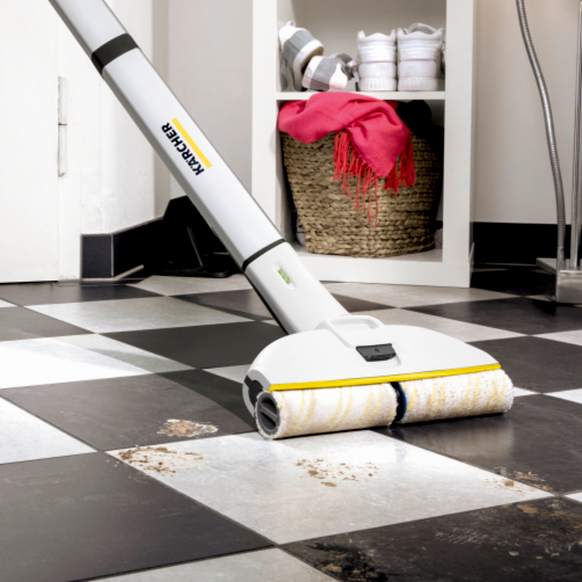 Электрошвабра Karcher EWM 2 - <h3>Удаление брызг и пятен</h3>
<p>
	 Замена обычным швабре и ведру с водой Очистка вплотную к краям.
</p>