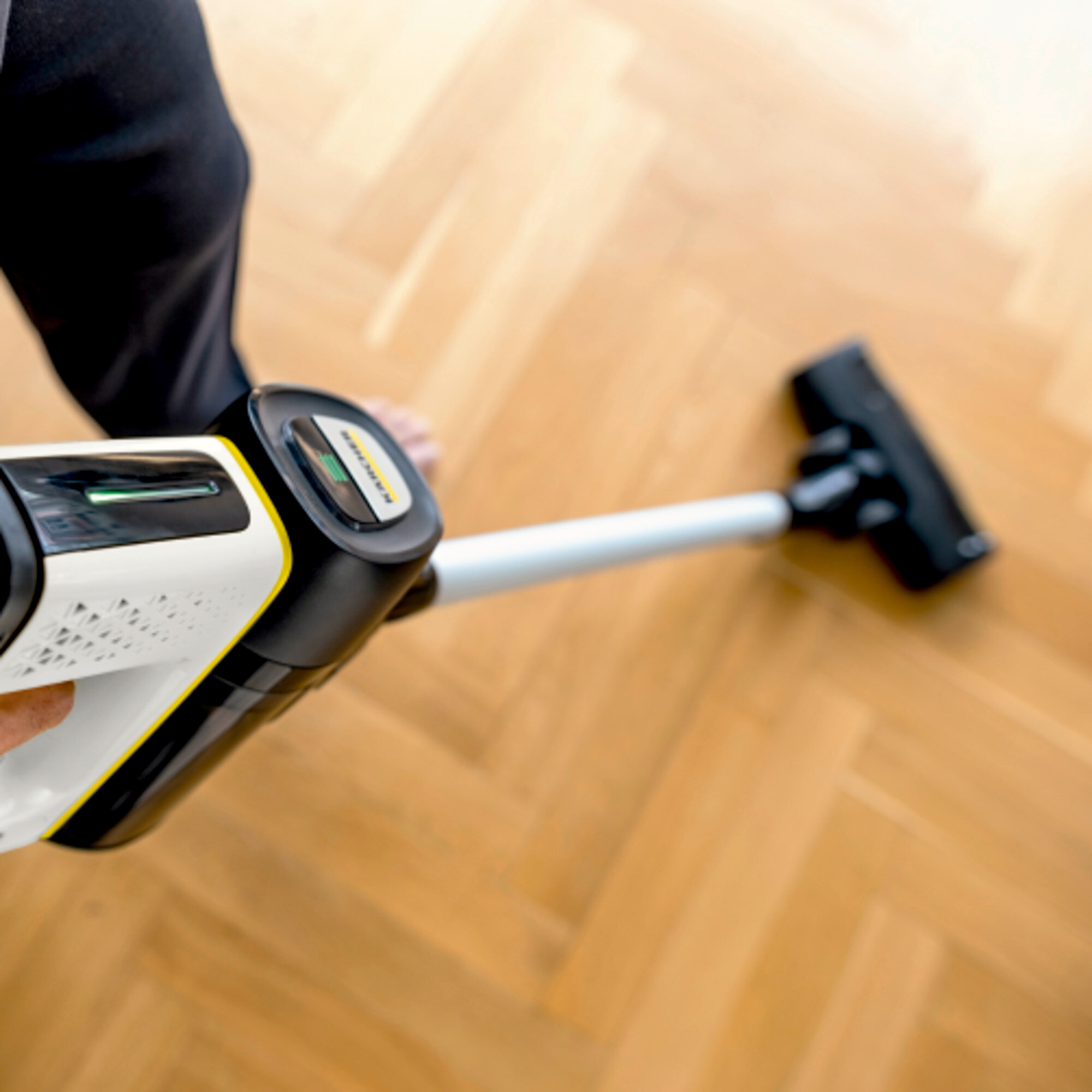 Вертикальный аккумуляторный пылесос Karcher VC 7 VC 7 Signature Line - <h3>Преимущества серии Signature Line</h3>
Подпись основателя компании Альфреда Керхера отмечает аппарат в качестве лучшего в данной категории продуктов Karcher. Другими эксклюзивными преимуществами являются поддержка в мобильном приложении и продление гарантии.