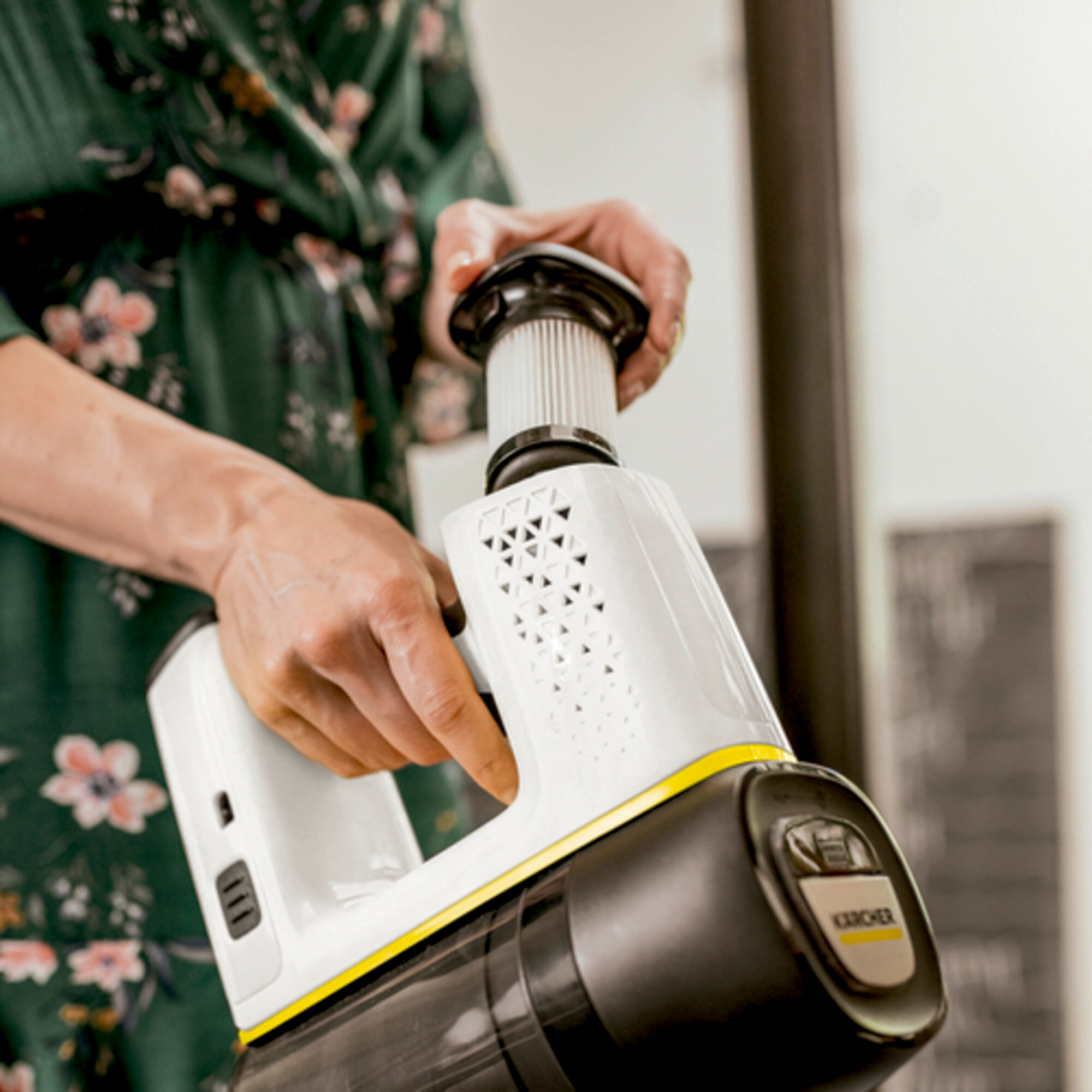 Вертикальный аккумуляторный пылесос Karcher VC 6 Cordless yourFamily Extra - <h3>Оптимально сочетающиеся технические решения</h3>
Мощный аккумулятор напряжением 25,2 В оптимально сочетается с активной насадкой для пола. Оптимизированное время работы – 50 минут в нормальном режиме. Двигатель мощностью 250 Вт, активная насадка для пола, функция Caps Lock и 3-ступенчатая безмешковая система фильтрации.