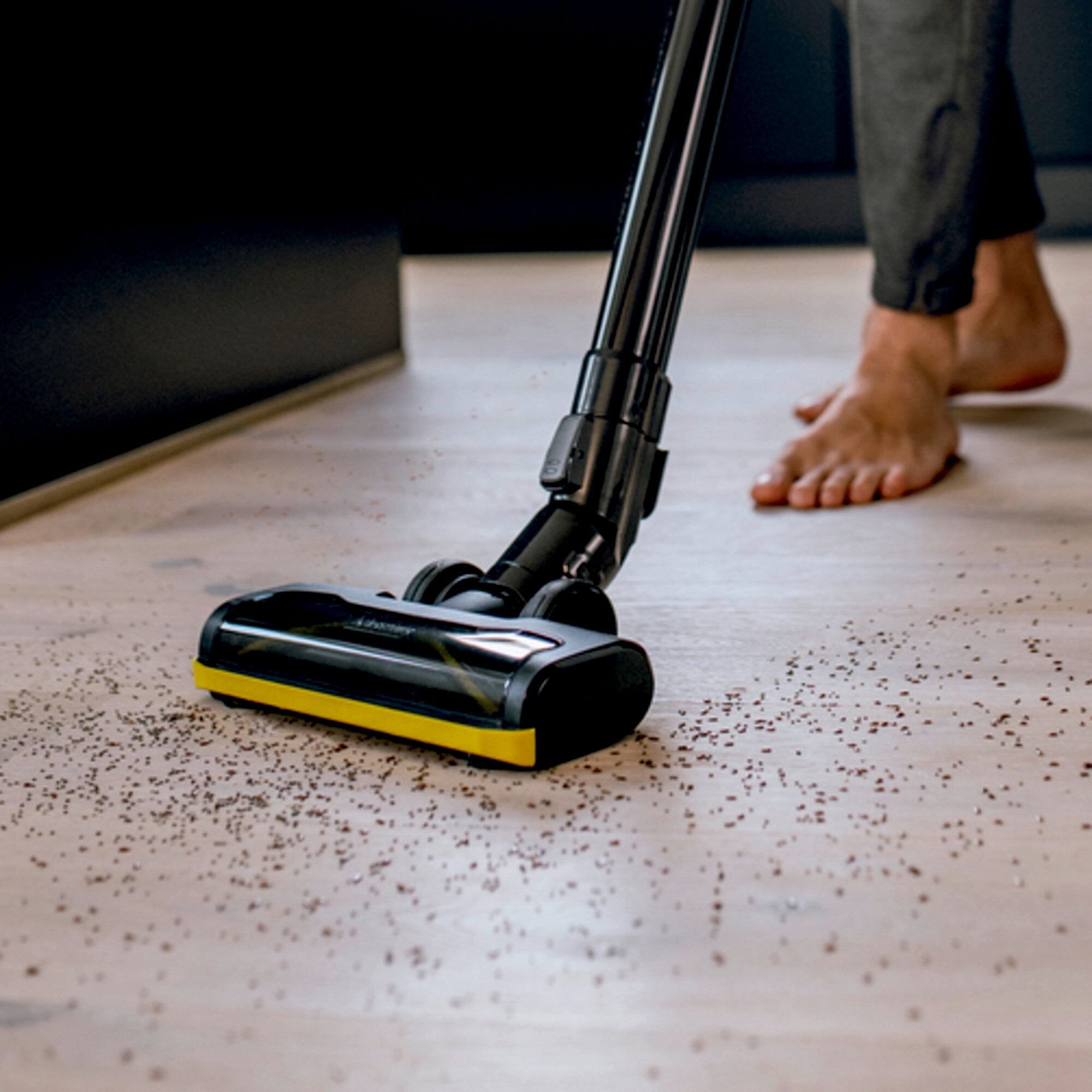 Вертикальный аккумуляторный пылесос Karcher VC 4 Cordless myHome - <h3>Оптимально сочетающиеся технические решения</h3>
Мощный аккумулятор 21,6 В, оптимально сочетающийся с активной насадкой для пола. Оптимизированное время работы – 30 мин в нормальном режиме.