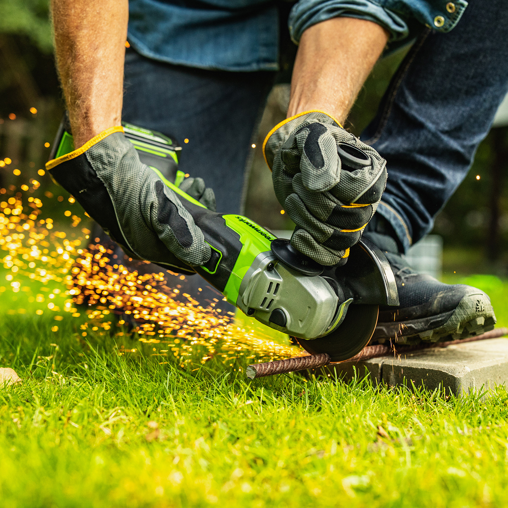Аккумуляторная угловая шлифовальная машина Greenworks GD24AG б/щ, 24v (без АКБ и З/У) - УШМ работает с отрезными/шлифовальными кругами/дисками до 125 мм с посадочным отверстием 22.2 мм. Для безопасности она оснащена защитой от повторного пуска, отдачи при заклинивании, перегрузки, перегрева и плавным пуском. Металлический корпус редуктора позволяет фиксировать шпиндель с шагом 90°, а его подшипник защищен от продуктов работы.