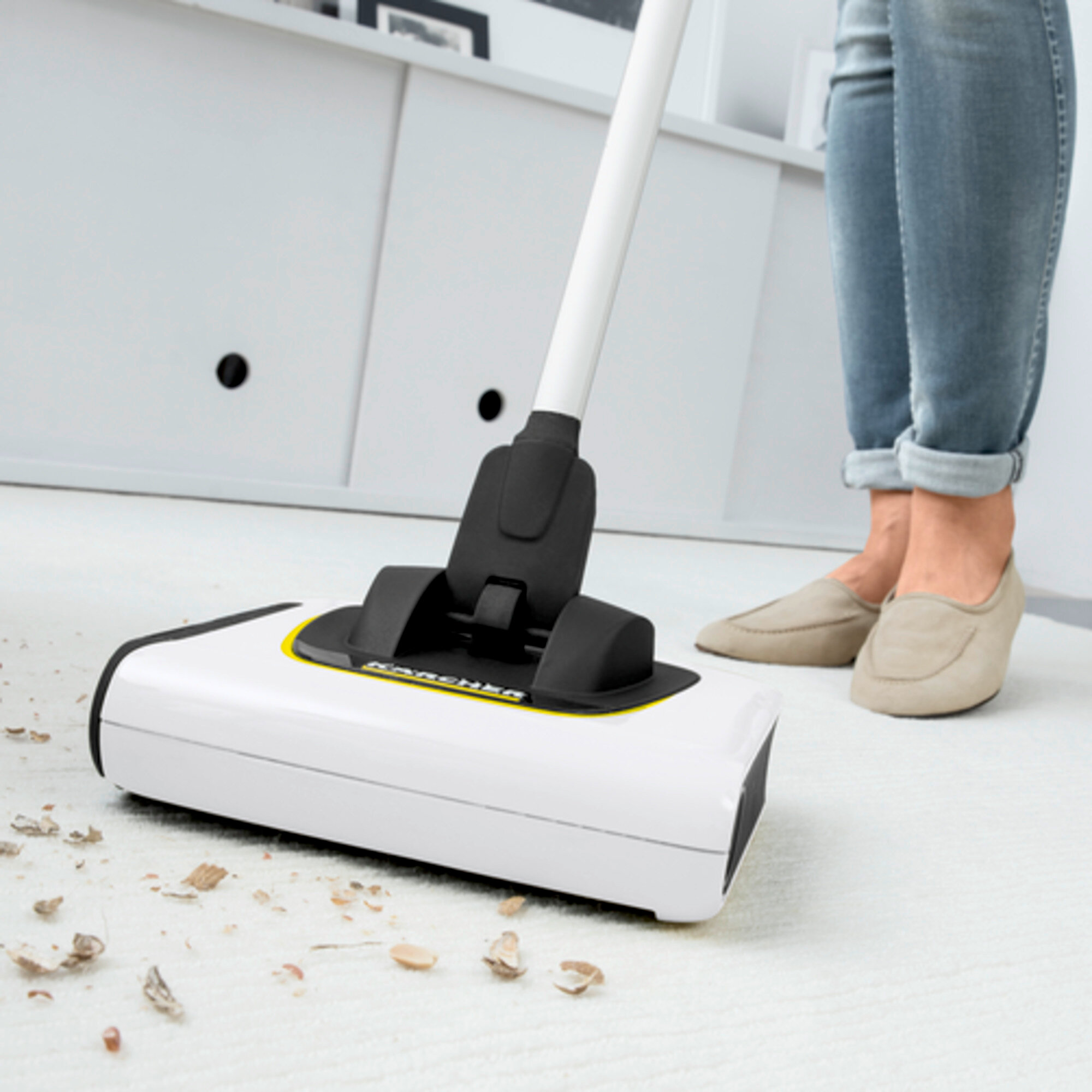 Аккумуляторный электровеник Karcher KB 5 - <h3>Адаптивная Технология уборки Керхер (Karcher Adaptive Cleaning System)</h3>
Удаляет мусор со всех напольных покрытий. Инновационная подвижная кромка для оптимального подметания. Оптимизированная внутренняя геометрия для оптимального подметания и заполнения контейнера.
