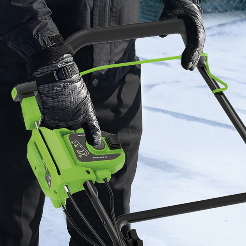 Аккумуляторный снегоуборщик Greenworks GD40STX2 51см, б/щ, 40v (без АКБ и З/У) - Снегоуборщик оснащен бесщеточным двигателем Truebrushless™ с внешним ротором. Этот двигатель отличается высоким крутящим моментом, энергоэффективностью и долговечностью. Благодаря возможности установки двух аккумуляторов с автоматическим переключением, рабочая зона удваивается за один цикл. Ширина захвата в 51 см идеально подходит для расчистки садовых дорожек.