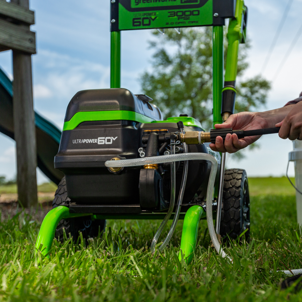 Аккумуляторная мойка высокого давления Greenworks GDPW60DP, б/щ, 250bar (без АКБ и З/У) - Мойка обеспечивает давление 250 бар и производительность до 420 л/ч. Модель самовсасывающая: может забирать воду из емкости. В комплекте армированный заборный шланг (2 м), обратный клапан с фильтром и воздушный клапан. Важно: перед самовсасыванием заполните шланг и помпу водой, чтобы избежать воздушной пробки и сухого хода.