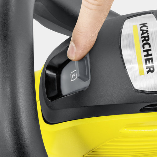 Аккумуляторный кусторез Karcher HGE 36-60 Battery - <h3>2-ступенчатый регулятор скорости движения лезвий</h3>
Обеспечивается выбор режима, оптимального для решения конкретной задачи (максимальной скорости обрезки или максимального режущего усилия). Ступень 1: высокая скорость. Оптимальный режим для аккуратной формовки. Ступень 2: повышенное усилие. Оптимальный режим для срезания толстых ветвей и обрезки загущенных кустарников.