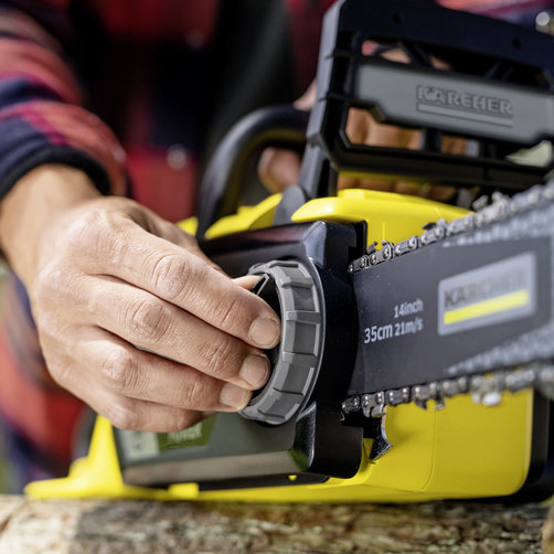Аккумуляторная цепная пила Karcher CNS 36-35 Battery - <h3>Натяжение цепи без применения инструментов</h3>
Цепь легко натягивается при помощи поворотной ручки.