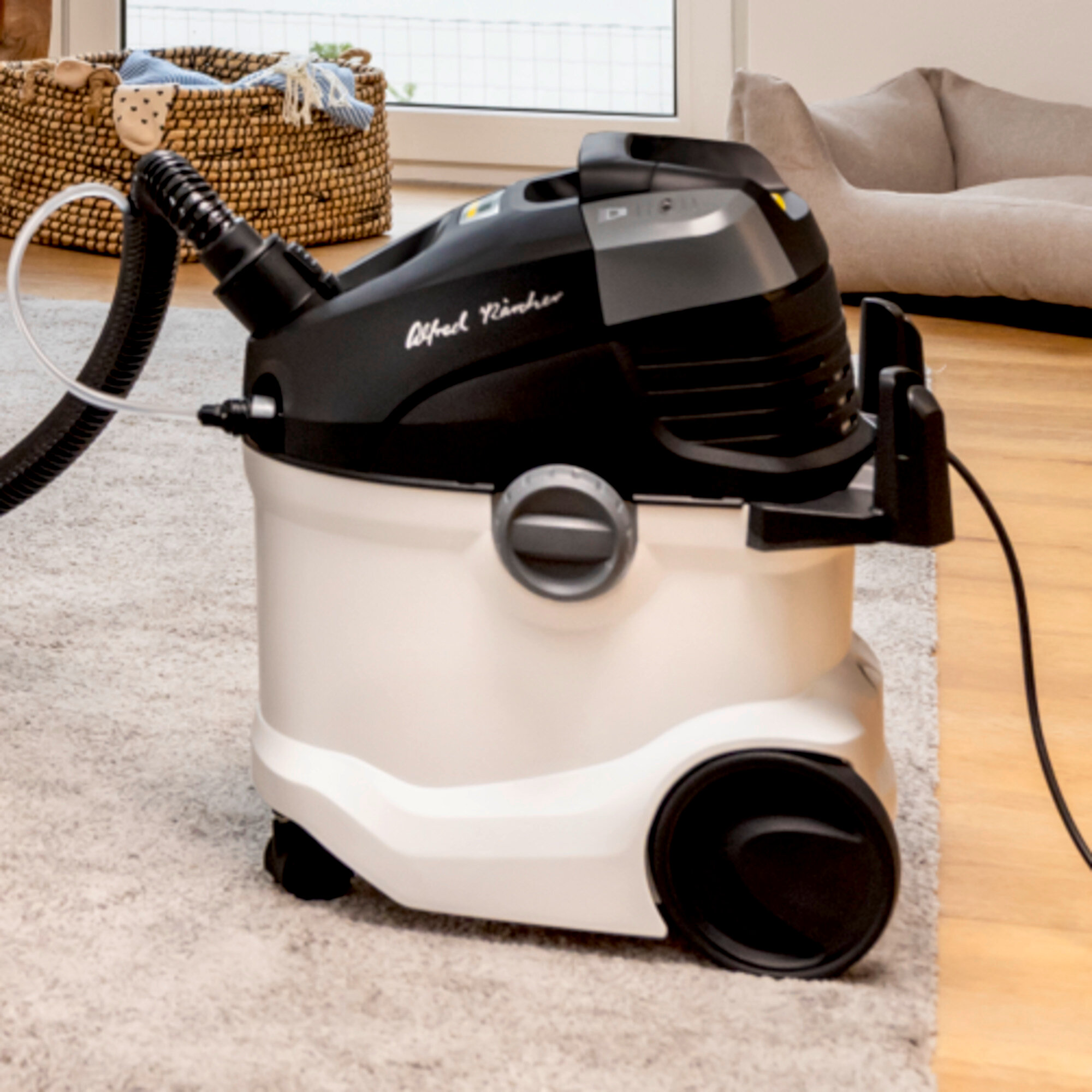 Моющий пылесос Karcher SE 6 Signature Line - <h3>Преимущества Signature Line</h3>
<p>
	 Подпись основателя компании Альфреда Керхера отмечает продукт как лучшее устройство Kärcher в своей категории. Другие эксклюзивные преимущества включают поддержку приложения и расширенную гарантию. Эксклюзивную эргономичную опорную ручку можно прикрепить к трубкам для лучшего направления при чистке ковровых покрытий.
</p>
