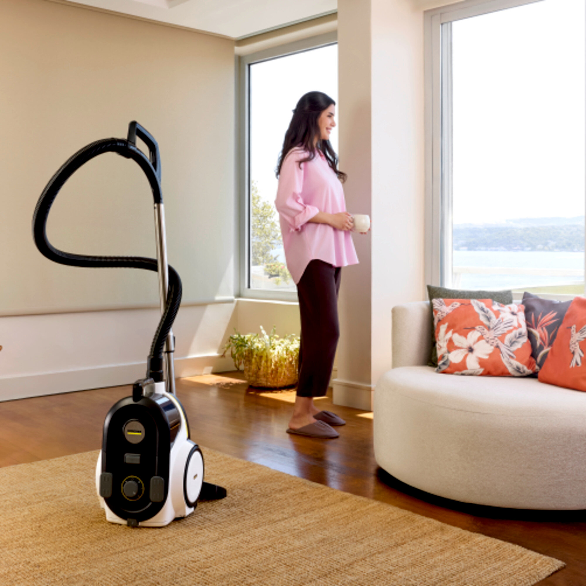 Пылесос сухой уборки Karcher VCC 4 CycloneX - <h3>Здоровая и легкая уборка</h3>
<p>
	 Технология CycloneX избавляет от дорогостоящей замены фильтр мешков. Благодаря нашей инновационной системе вам больше не нужно постоянно менять фильтр мешки. Вы можете легко очистить контейнер для отходов водой, обеспечив гигиеничность использования. Воздух в вашем доме будет свежим! Фильтр HEPA 13 полностью отфильтрует даже мельчайшие загрязнения, такие как пыльца и другие частицы, вызывающие аллергию, обеспечивая приток свежего воздуха и создавая здоровую атмосферу в помещении. Более того, наша система без мешков обладает значительным преимуществом не только для аллергиков, но и для всех остальных: во время уборки больше не будет неприятных запахов! Всегда дышите свежим и чистым воздухом в своем доме.
</p>
