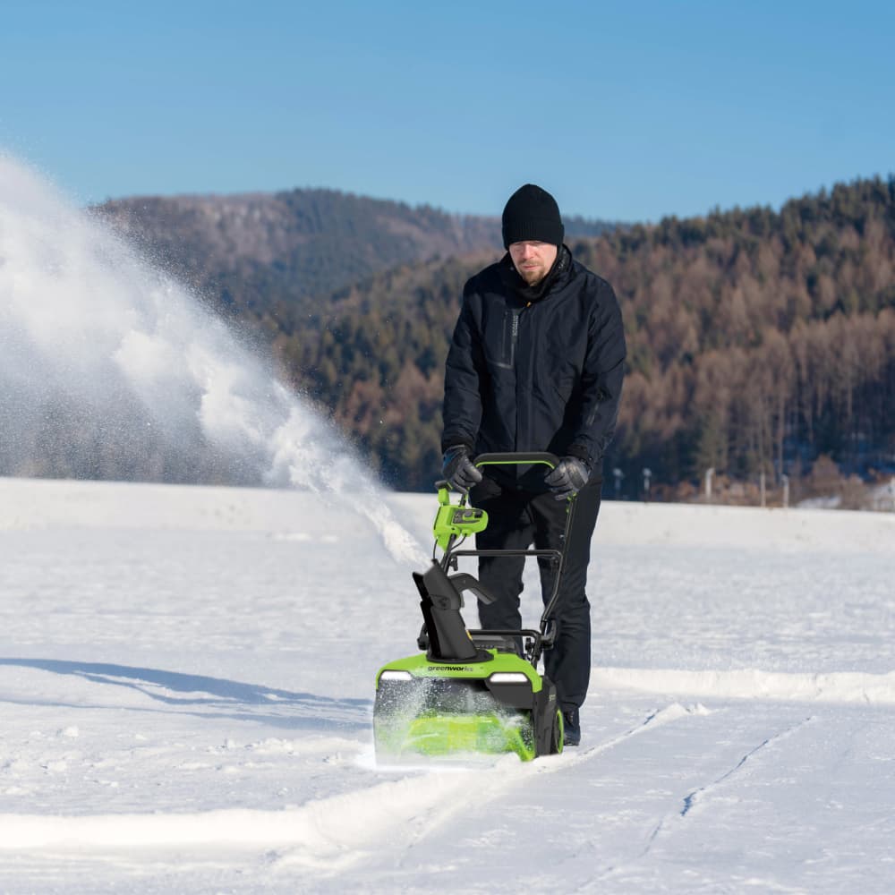 Аккумуляторный снегоуборщик Greenworks GD40STX2 51см, б/щ, 40v (без АКБ и З/У) - Снегоуборщик оснащен бесщеточным двигателем Truebrushless™ с внешним ротором. Этот двигатель отличается высоким крутящим моментом, энергоэффективностью и долговечностью. Благодаря возможности установки двух аккумуляторов с автоматическим переключением, рабочая зона удваивается за один цикл. Ширина захвата в 51 см идеально подходит для расчистки садовых дорожек.