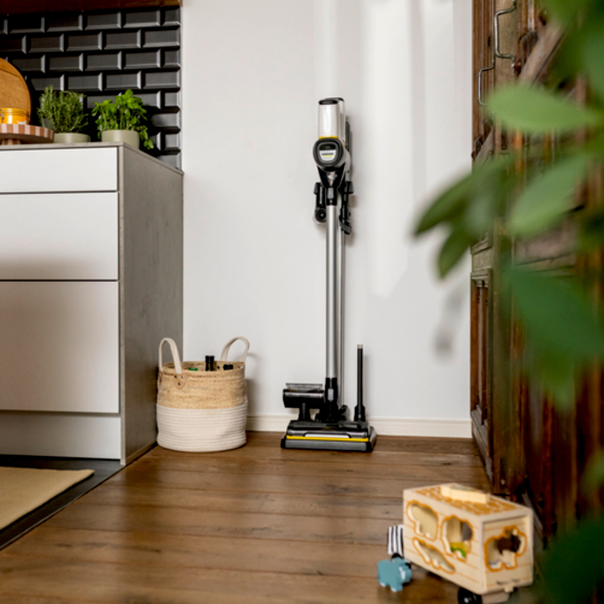 Вертикальный аккумуляторный пылесос Karcher VC 6 Cordless yourFamily Extra - <h3>Оптимально сочетающиеся технические решения</h3>
Мощный аккумулятор напряжением 25,2 В оптимально сочетается с активной насадкой для пола. Оптимизированное время работы – 50 минут в нормальном режиме. Двигатель мощностью 250 Вт, активная насадка для пола, функция Caps Lock и 3-ступенчатая безмешковая система фильтрации.
