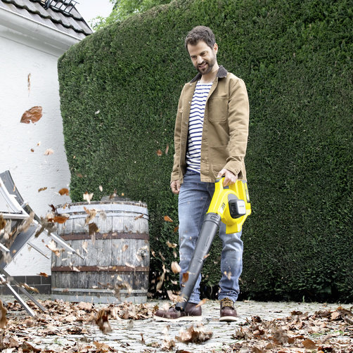 Аккумуляторная воздуходувка Karcher LBL 4 Battery - <h3>Выдувная труба</h3>
Эффективное удаление листвы и мусора вокруг дома и из гаража.